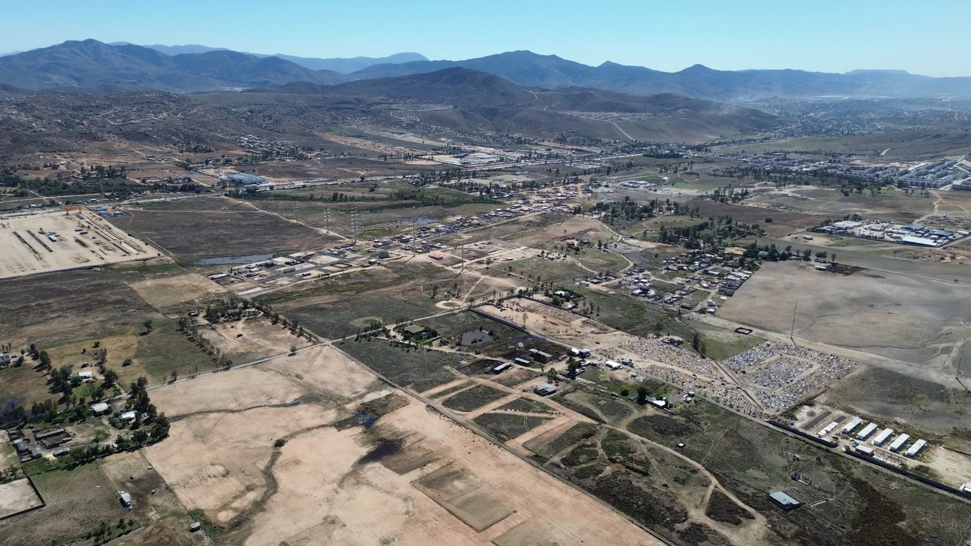 Vista aérea 2 del terreno y su entorno