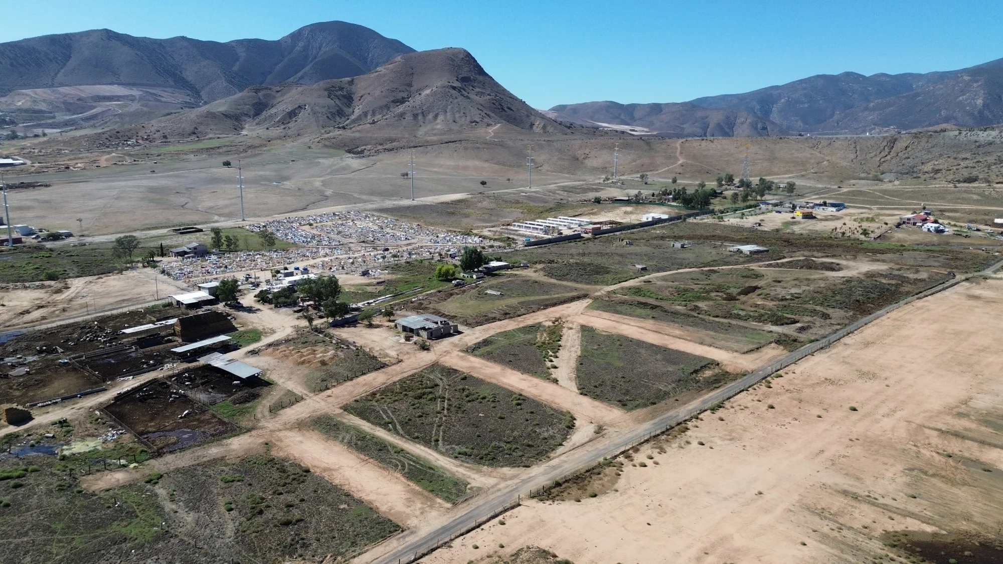 Fotografía aérea de Sendero de la Luz y las montañas de Valle Redondo