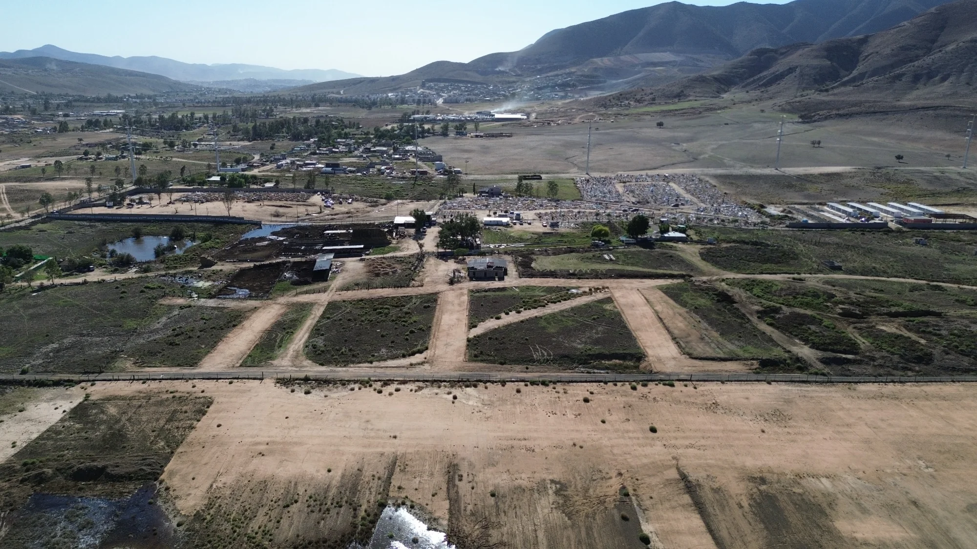 Vista frontal aérea de los caminos del terreno