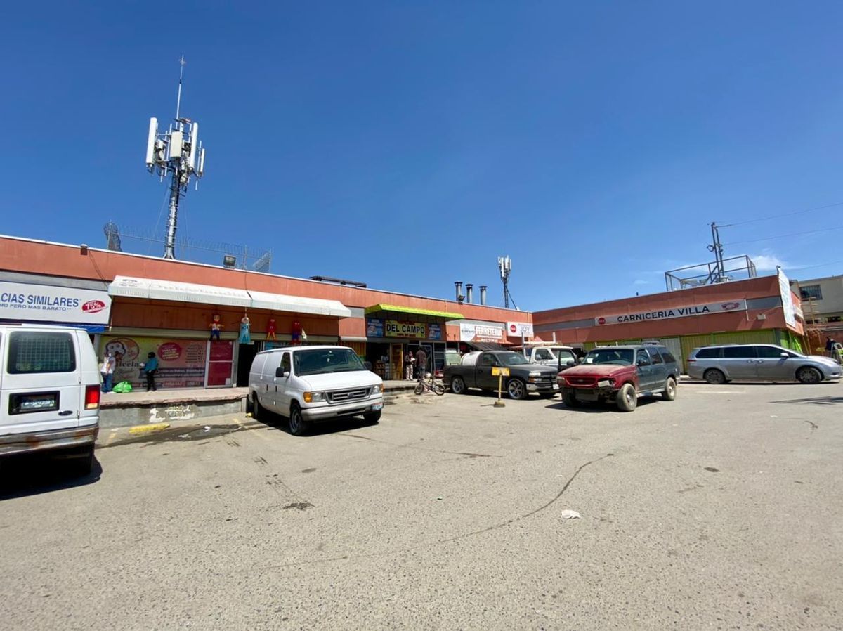 Plaza comercial en Villa del Campo con locales y tienda de conveniencia