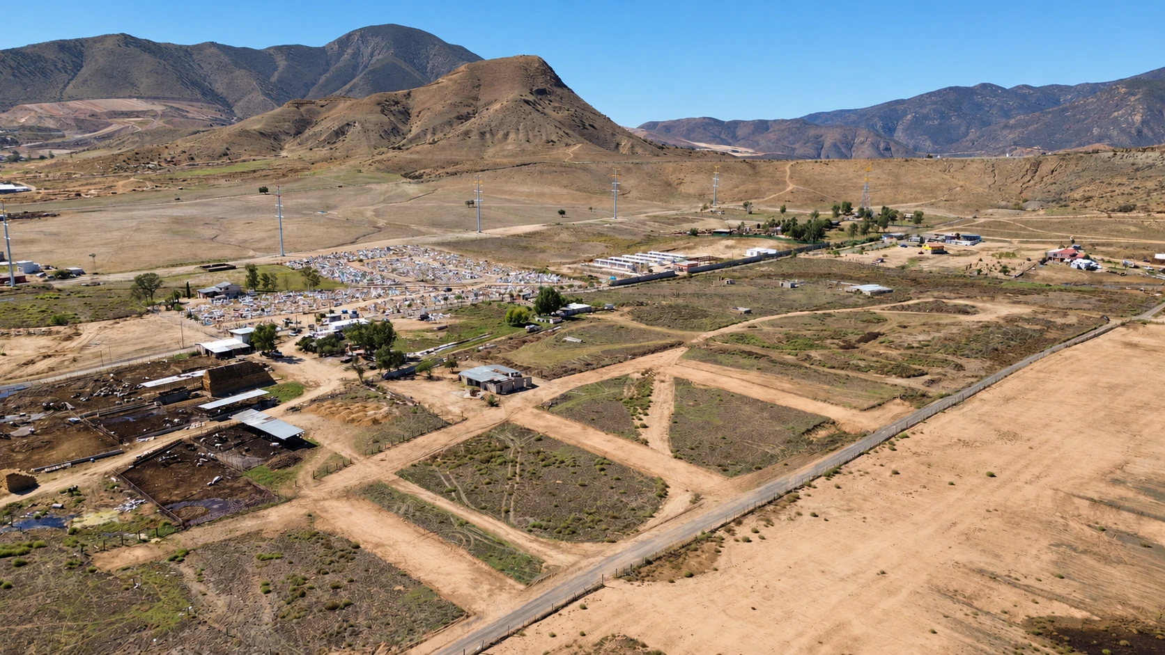 Vista aérea del terreno y las montañas de Valle Redondo