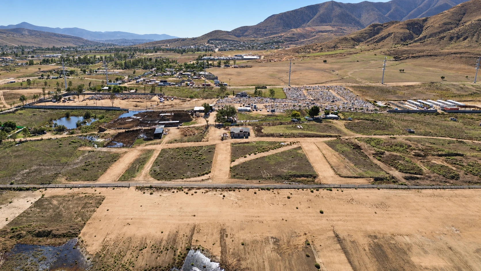 Vista frontal de los terrenos